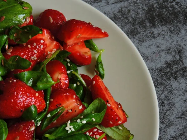 Erdbeersalat Mit Basilikum Leckerer Vegetarischer Salat Mit Erdbeeren Fitness Salat — Stockfoto