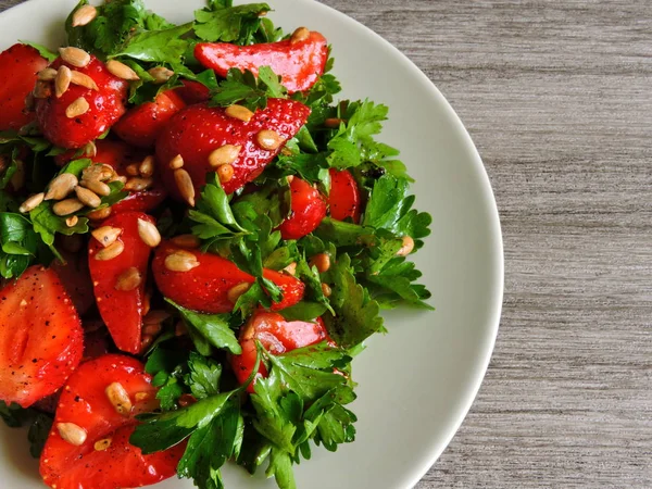 Erdbeersalat Mit Petersilie Und Sonnenblumenkernen — Stockfoto