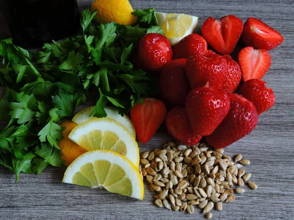 Salada Morango Com Sementes Salsa Girassol — Fotografia de Stock