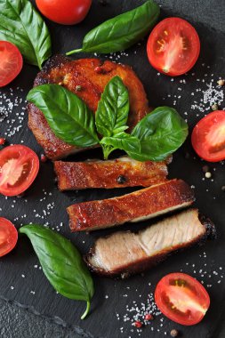 Fesleğen ve domatesli biftek. Fesleğen ve kiraz domatesli biftek. Keto diyeti. Pegan diyeti. Paleo diyeti. Fesleğen ve kiraz domatesli biftek..