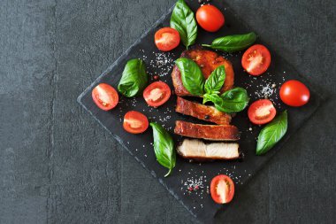 Fesleğen ve domatesli biftek. Fesleğen ve kiraz domatesli biftek. Keto diyeti. Pegan diyeti. Paleo diyeti. Fesleğen ve kiraz domatesli biftek..