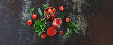 Taze çilekli smoothie. Çilekli yaz detoksu. Taze ev yapımı naneli çilekli smoothie. Keto diyeti. Vejetaryen diyeti