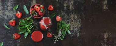 Taze çilekli smoothie. Çilekli yaz detoksu. Taze ev yapımı naneli çilekli smoothie. Keto diyeti. Vejetaryen diyeti