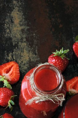 Taze çilekli smoothie. Çilekli yaz detoksu. Taze ev yapımı naneli çilekli smoothie. Keto diyeti. Vejetaryen diyeti