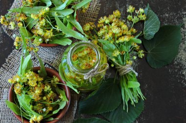 Ihlamur ile detoks içkisi. Bitki çayı. Linden çiçekleri. Keto diyeti. Keto içiyor..