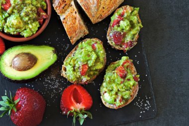 Guacamole soslu tost. Avokado Çilekli Tost. Sağlıklı beslenme atıştırması. Keto kadeh kaldırır. Keto diyeti.