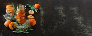 Kayısı arındırma içeceği. Kayısı ve biberiyeli sağlıklı yaz içkisi. Meyve suyu. Keto diyeti. Keto içiyor..