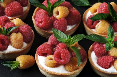 Ahududulu tatlılar. Yunan yoğurtlu tart, sarı ve kırmızı ahududu. Keto diyeti. Keto tatlıları. Yoğurt ve ahududulu sağlıklı yaz tatlısı.