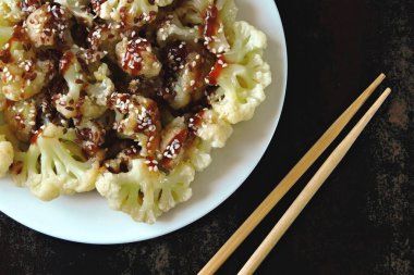 Zeytinyağı, susam ve soya soslu karnabahar. Vejetaryen yemeği. Çin tarzı.