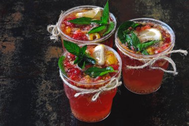 Taze ev yapımı ahududu naneli limonata. Ahududu ve nane ile yaz limonatasını tazeliyorum. Bir fincanda ev yapımı meyve limonatası. Ahududulu limonata. Kırsal tarzda. Keto diyeti. Keto içiyor..