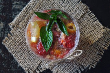 Taze ev yapımı ahududu naneli limonata. Ahududu ve nane ile yaz limonatasını tazeliyorum. Bir fincanda ev yapımı meyve limonatası. Ahududulu limonata. Kırsal tarzda. Keto diyeti. Keto içiyor..