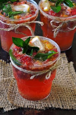 Taze ev yapımı ahududu naneli limonata. Ahududu ve nane ile yaz limonatasını tazeliyorum. Bir fincanda ev yapımı meyve limonatası. Ahududulu limonata. Kırsal tarzda. Keto diyeti. Keto içiyor..