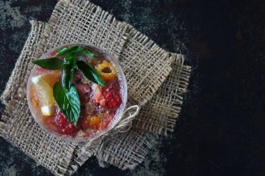 Taze ev yapımı ahududu naneli limonata. Ahududu ve nane ile yaz limonatasını tazeliyorum. Bir fincanda ev yapımı meyve limonatası. Ahududulu limonata. Kırsal tarzda. Keto diyeti. Keto içiyor..