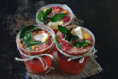 Taze ev yapımı ahududu naneli limonata. Ahududu ve nane ile yaz limonatasını tazeliyorum. Bir fincanda ev yapımı meyve limonatası. Ahududulu limonata. Kırsal tarzda. Keto diyeti. Keto içiyor..