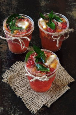 Taze ev yapımı ahududu naneli limonata. Ahududu ve nane ile yaz limonatasını tazeliyorum. Bir fincanda ev yapımı meyve limonatası. Ahududulu limonata. Kırsal tarzda. Keto diyeti. Keto içiyor..