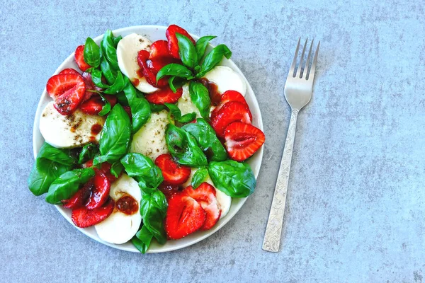 Sommersalat Mit Erdbeeren Und Mozzarella Italienischer Caprese Salat Mit Erdbeeren — Stockfoto