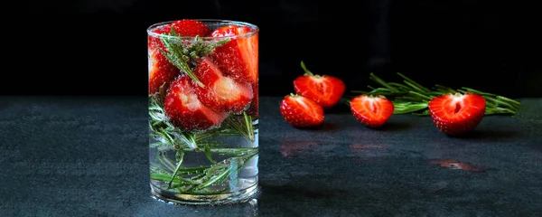 Summer detox drink with strawberries and rosemary. Strawberry lemonade. Keto diet. Keto drinks.