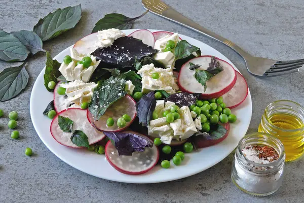 Gesunder Salat Mit Basilikum Rettich Weißkäse Und Grünen Erbsen Kochen — Stockfoto