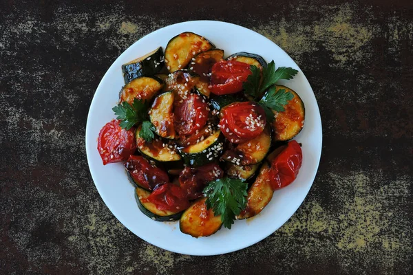 Abobrinha Com Verduras Prato Comida Saudável Fatias Abobrinha Assadas Com — Fotografia de Stock