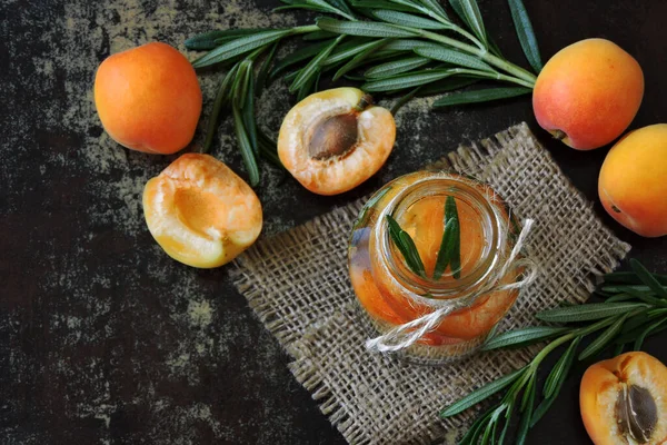 Kayısı arındırma içeceği. Kayısı ve biberiyeli sağlıklı yaz içkisi. Meyve suyu. Keto diyeti. Keto içiyor..