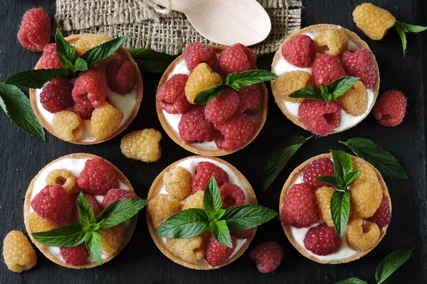 Desserts Mit Himbeeren Torte Mit Griechischem Joghurt Und Gelben Und — Stockfoto