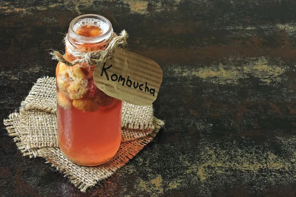 Zencefil ve tarçınlı ev yapımı kombu çayı. Kombu çayı tarifi. Tarçın, zencefil ve baharatlı kombu çayı. Mayalanmış içki. Probiyotik. Mayalanmış içecekler. Boşluğu kopyala.