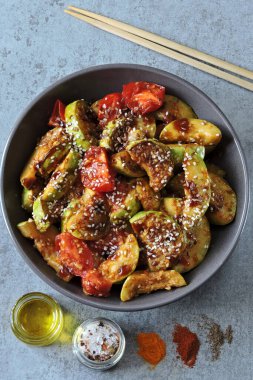 Ağır ateşte pişmiş susamlı vejetaryen kasesi. Sağlıklı beslenme. Keto diyeti.