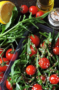 Sağlıklı salata roka vişneli beslenme çantası. Diyet salata..