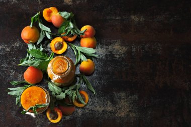 Taze kayısı naneli smoothie. Detoks içeceği. Yaz atıştırması. Sağlıklı yiyecekler. Diyet kavramı.