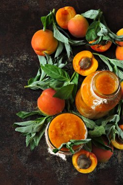 Taze kayısı naneli smoothie. Detoks içeceği. Yaz atıştırması. Sağlıklı yiyecekler. Diyet kavramı.