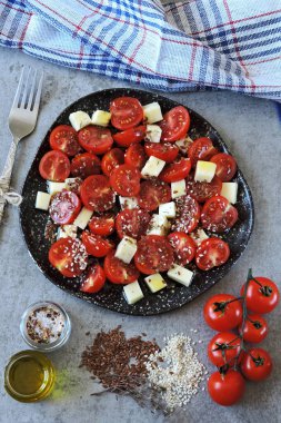 Keto diyeti. Kiraz domatesli ve beyaz peynirli sağlıklı salata. Keto Salatası.