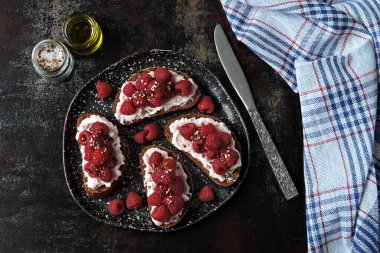 Karides ezmeli ve ahududulu sağlıklı tost. Keto diyeti Keto 'nun şerefine.