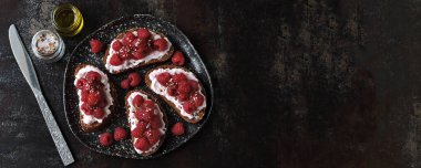 Karides ezmeli ve ahududulu sağlıklı tost. Keto diyeti Keto 'nun şerefine.