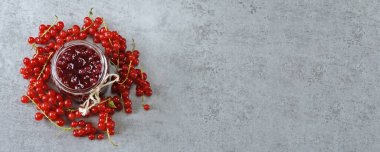 Taze ev yapımı frenk üzümü reçeli. Evde yemek pişirmek..