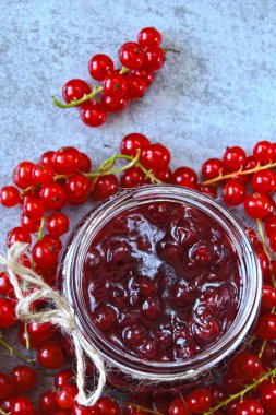 Taze ev yapımı frenk üzümü reçeli. Evde yemek pişirmek..