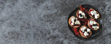 Frenk üzümü reçeli ve mavi peynirli sağlıklı tostlar. Keto diyeti. Keto organik atıştırmalıklara kadeh kaldırır.