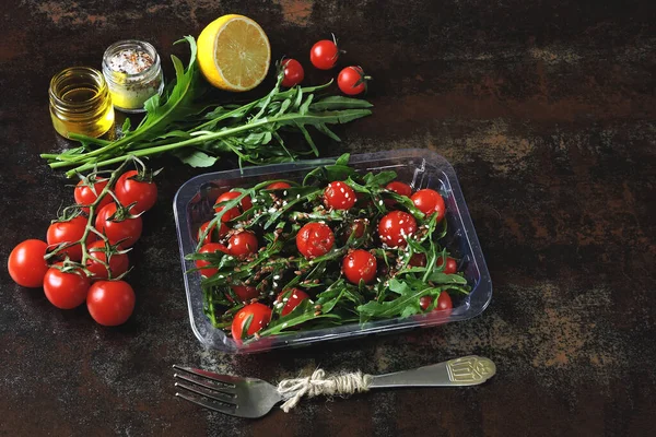 Gesunde Salat Rucola Kirsche Lunchbox Diätsalat — Stockfoto