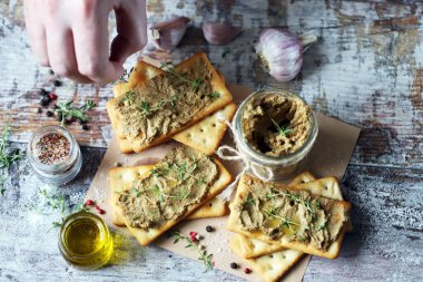 Erkek eller ev yapımı macunu krakere sürer. Taze ev yapımı börek..