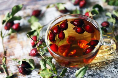 Taze gül suyu çayı. Seçici odaklanma. Makro.