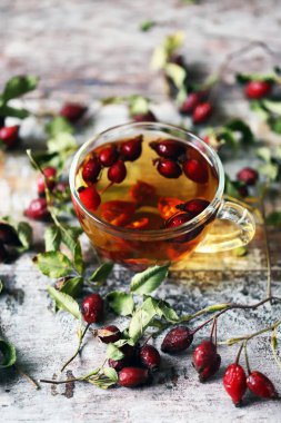 Taze gül suyu çayı. Seçici odaklanma. Makro.