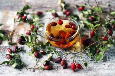 Taze gül suyu çayı. Seçici odaklanma. Makro.