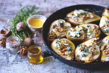 Peynirli ve fındıklı fırında armut. Fransız mutfağı. Sağlıklı yiyecekler. Vejetaryen yemeği..