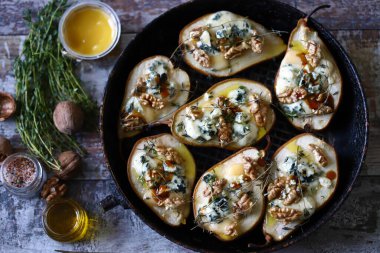 Peynirli ve fındıklı fırında armut. Fransız mutfağı. Sağlıklı yiyecekler. Vejetaryen yemeği..