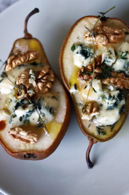 Fırında armut, fırında peynir, fındık ve bal. Fransız mutfağı. Keto diyeti. Vejetaryen yemeği..