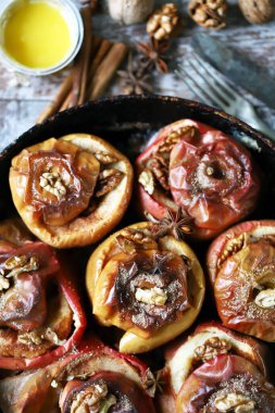 Tarçın, bal ve baharatlı bir tavada fırında elma. Sağlıklı sonbahar tatlısı. Diyet arkadaşça. Vejetaryen Tatlısı.