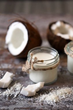 Keto diyeti. Keto içiyor. Kavanozlar dolusu hindistan cevizi sütü, hindistan cevizi gevreği, hindistan cevizi. Hindistan cevizi sütü. Vejetaryen sütü.