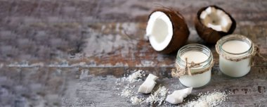 Keto diyeti. Keto içiyor. Kavanozlar dolusu hindistan cevizi sütü, hindistan cevizi gevreği, hindistan cevizi. Hindistan cevizi sütü. Vejetaryen sütü.