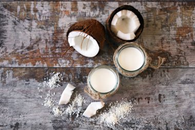 Keto diyeti. Keto içiyor. Kavanozlar dolusu hindistan cevizi sütü, hindistan cevizi gevreği, hindistan cevizi. Hindistan cevizi sütü. Vejetaryen sütü.