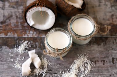 Keto diyeti. Keto içiyor. Kavanozlar dolusu hindistan cevizi sütü, hindistan cevizi gevreği, hindistan cevizi. Hindistan cevizi sütü. Vejetaryen sütü.