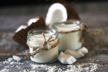 Keto diyeti. Keto içiyor. Kavanozlar dolusu hindistan cevizi sütü, hindistan cevizi gevreği, hindistan cevizi. Hindistan cevizi sütü. Vejetaryen sütü.